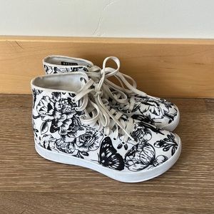 NoBull lifting shoes. Black and white floral detail. Size 6